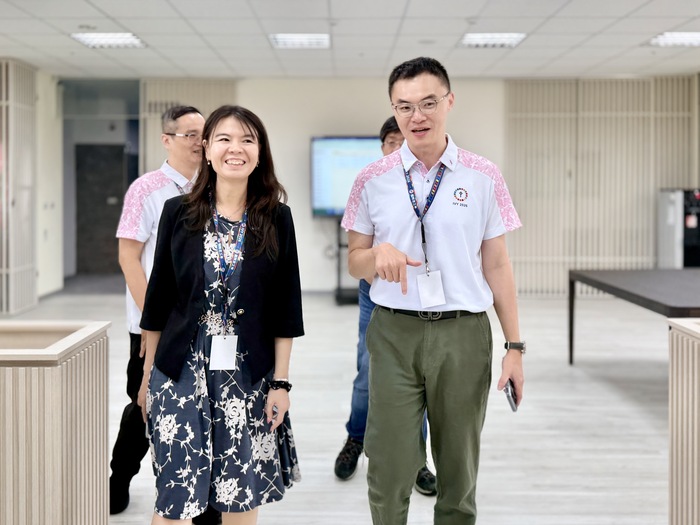 楊司長在梁鎧麟主任陪同下參訪珠仔山日照中心服務現場圖片